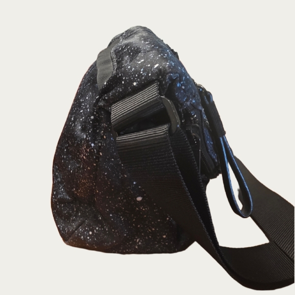 Lululemon Festival Bag II 5L in the Mineralize Multi/Black Color - Picture 5 of 14